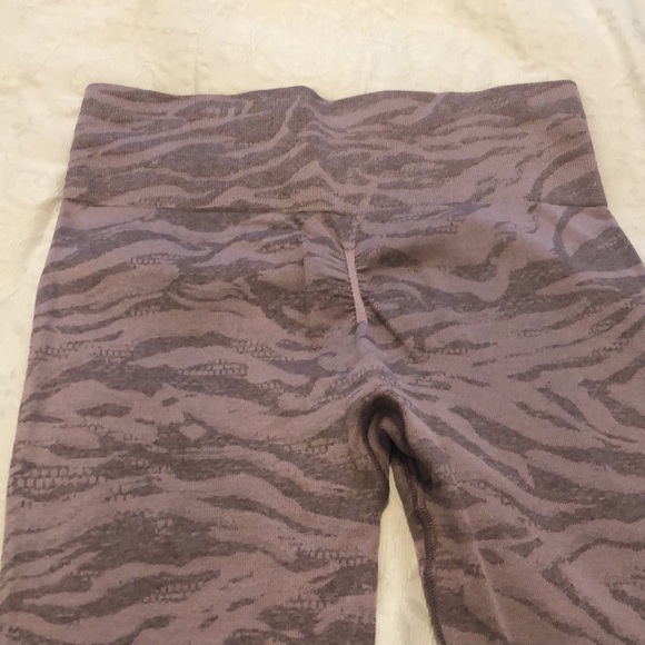 Gymshark Lilac Seamless Animal Print Leggings Size Small - Picture 3 of 3